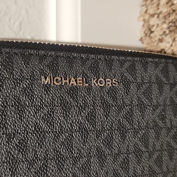Michael Kors wallet. New and never used - Picture 2 of 4
